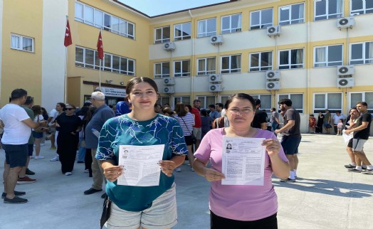 Anne-kız aynı okulda sınava girdi