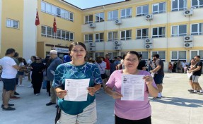 Anne-kız aynı okulda sınava girdi