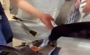 Bacağı sandalyede sıkışan çocuğu itfaiye kurtardı