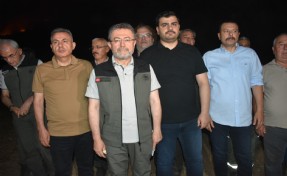Bakan Yumaklı'dan İzmir yangını açıklaması: 4 köy ve 2 mahalle boşaltıldı