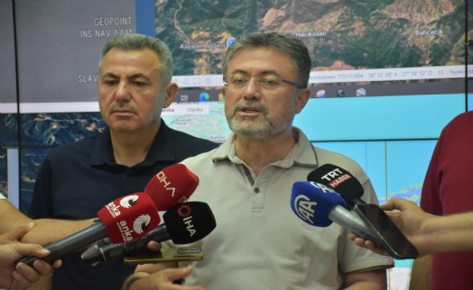 Bakan Yumaklı yangın kabusu ile ilgili son bilgileri paylaştı: 5 köy ve 2 mahalle tahliye edildi