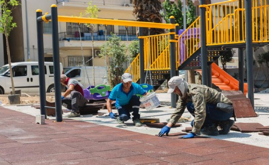 Balçova’da park yenileme ve çevre düzenleme mesaisi