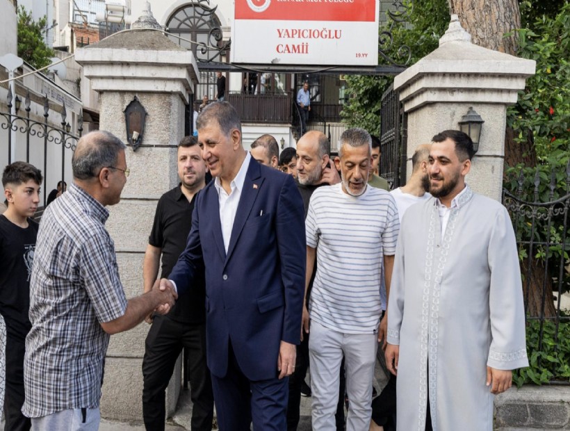 Başkan Tugay vatandaşlarla bayramlaştı