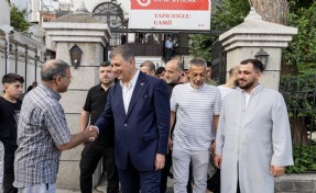 Başkan Tugay vatandaşlarla bayramlaştı