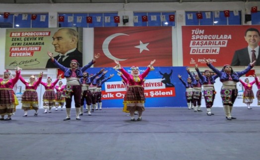 Bayraklı'da halk oyunları gösterisi büyüledi; Önal: 'Etkinliklerimizi devam ettireceğiz'