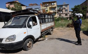 Bayraklı'dan hurda araç operasyonu