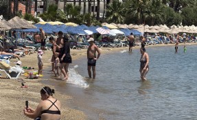Bodrum'da 40 derece sıcaktan bunalan soluğu plajda aldı