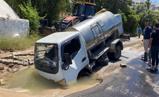 Bodrum'da ana isale hattı patladı, yoldan geçen tanker çukura düştü