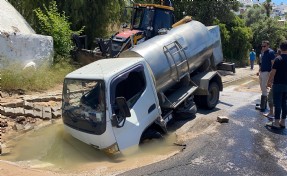 Bodrum'da ana isale hattı patladı, yoldan geçen tanker çukura düştü