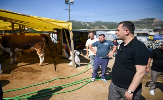 Bornova bayrama hazır: Eşki, Işıkkent Kurban Pazarı’nda incelemelerde bulundu