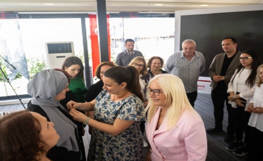 Bornova’da CHP kadınlarla güçleniyor: Yeni üyelere parti rozeti takıldı