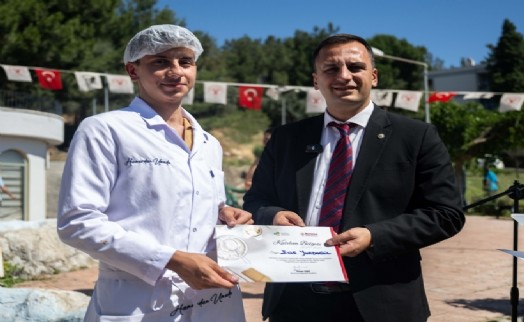 Bornova’da umutlar mayalandı: Kursiyerler sertifikalarını aldı