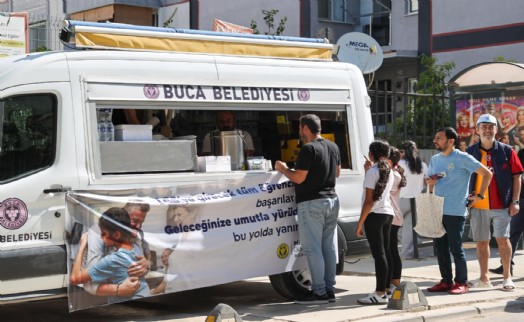 Buca Belediyesi LGS heyecanına ortak oldu: Ailelere ve öğrencilere ikram