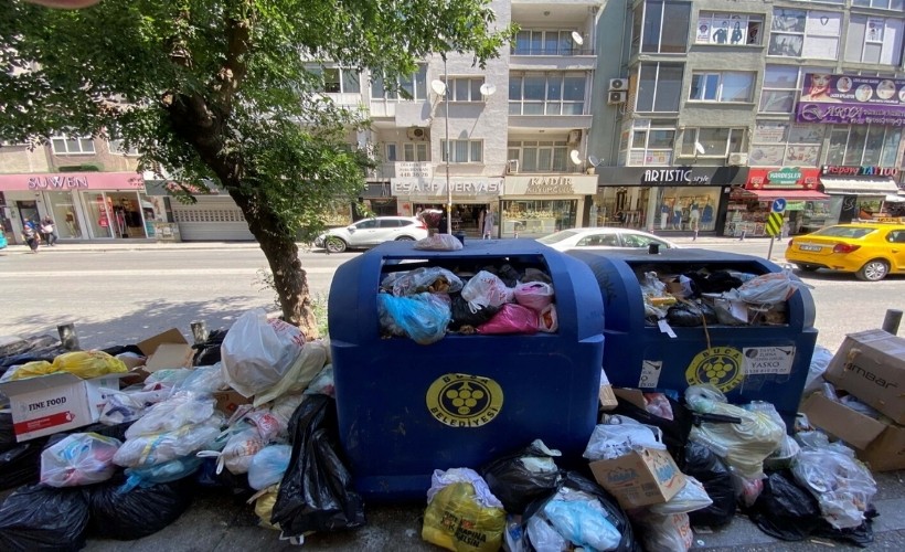 Buca'da belediye işçileri iş bıraktı, çöpler dağ gibi yığıldı