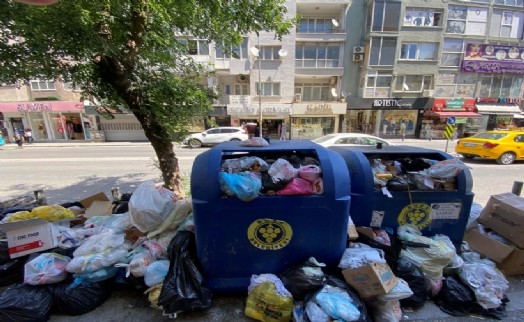 Buca'da belediye işçileri iş bıraktı, çöpler dağ gibi yığıldı