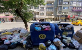 Buca'da belediye işçileri iş bıraktı, çöpler dağ gibi yığıldı