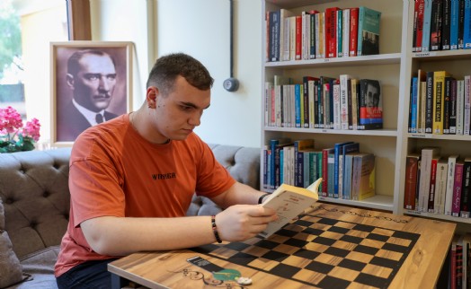 Buca’nın kitap kurdu Asil, okuma sevgisiyle örnek oluyor