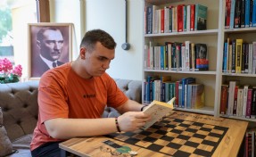 Buca’nın kitap kurdu Asil, okuma sevgisiyle örnek oluyor