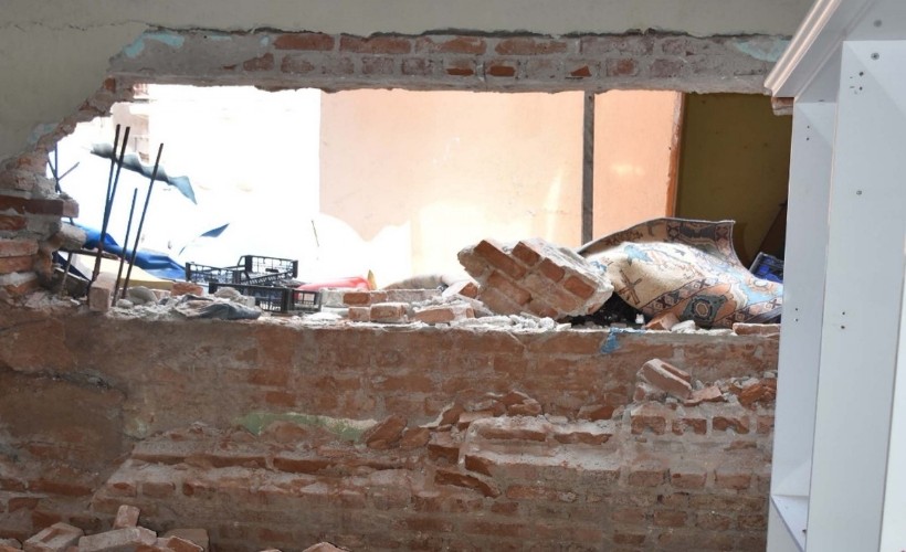 Büyükşehir'den yıkılan ev için açıklama: Mağdur aileye kira yardımı yapılacak!