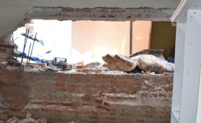 Büyükşehir'den yıkılan ev için açıklama: Mağdur aileye kira yardımı yapılacak!