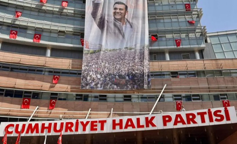 CHP Genel Merkezi binasına Ferdi Zeyrek’in fotoğrafı asıldı