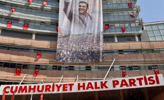 CHP Genel Merkezi binasına Ferdi Zeyrek’in fotoğrafı asıldı