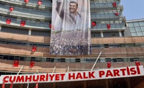 CHP Genel Merkezi binasına Ferdi Zeyrek’in fotoğrafı asıldı