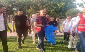 CHP İzmir Örgütü'nden grev sürecinde temizlik seferberliği: Aslanoğlu da sokağa indi!