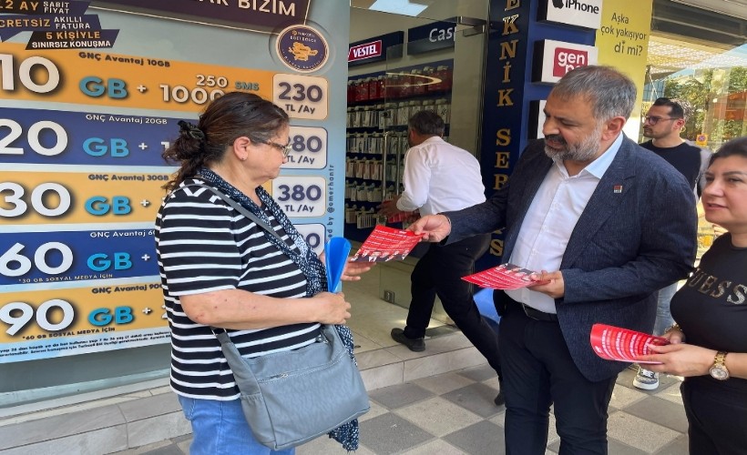 CHP İzmir'den sokakta bayramlaşma: Partiye yönelik operasyonlar broşürlerle anlatılıyor