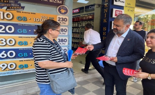 CHP İzmir'den sokakta bayramlaşma: Partiye yönelik operasyonlar broşürlerle anlatılıyor