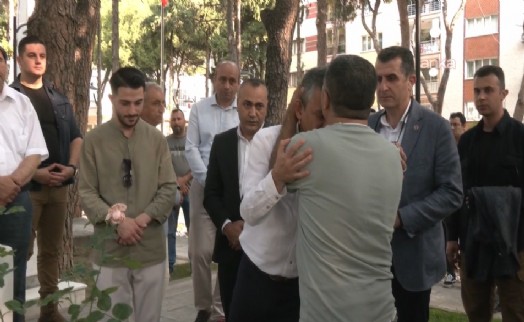 Şehit babasından cenazedeki provokasyona anlamlı yanıt: Özel'i alnından öptü