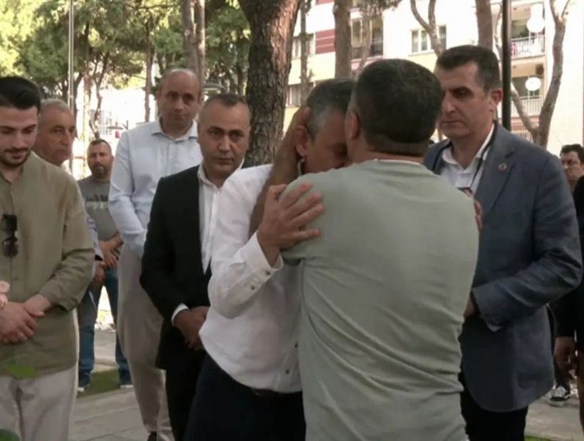 Şehit babasından cenazedeki provokasyona anlamlı yanıt: Özel'i alnından öptü