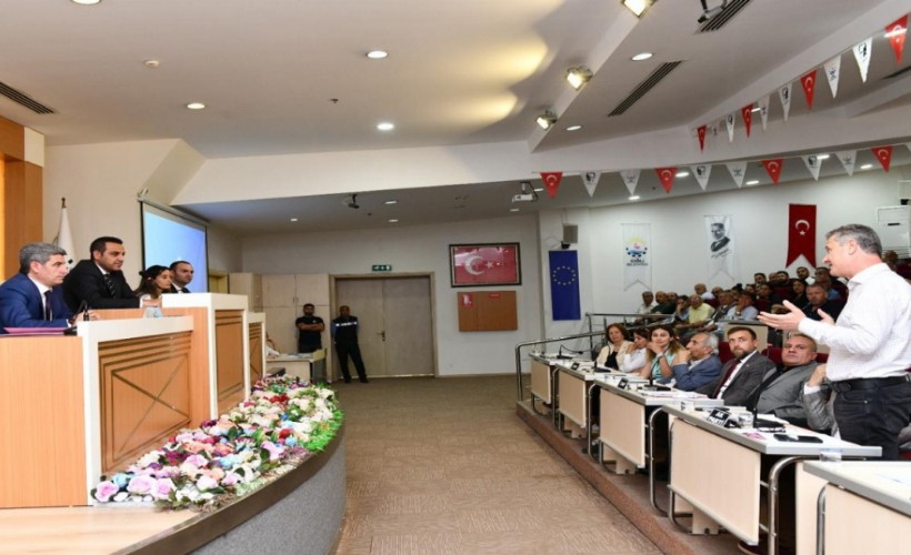 Çiğli’de AK Parti’den faaliyet raporu eleştirisi: Arsa sayısı düştü!