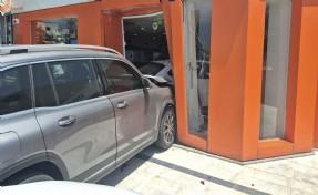 Cipin çarptığı otomobil banka şubesine girdi