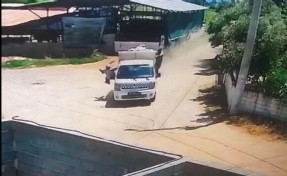 Çöp aracından düşen işçi ağır yaralandı; o anlar kamerada