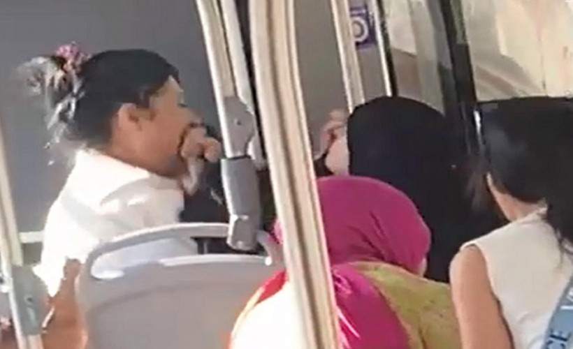 Denizli'de belediye otobüsünde 2 yolcunun kavga anı kamerada