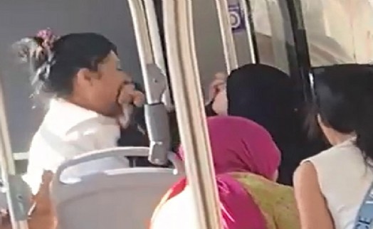 Denizli'de belediye otobüsünde 2 yolcunun kavga anı kamerada
