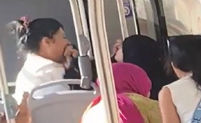 Denizli'de belediye otobüsünde 2 yolcunun kavga anı kamerada
