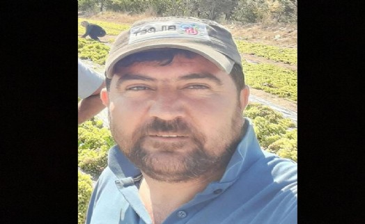 Devrilen traktörünün altında can verdi!