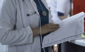Doktorların hasta için isteyeceği tahlillere kısıtlama: Hekimlerden tepki yağdı