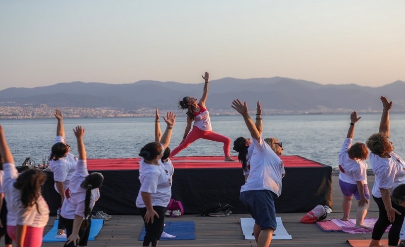 Dünya Yoga Günü’nde Bayraklı'da renkli etkinlik
