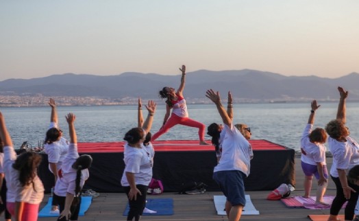 Dünya Yoga Günü’nde Bayraklı'da renkli etkinlik