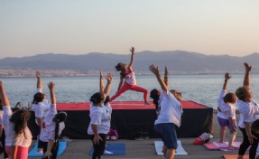 Dünya Yoga Günü’nde Bayraklı'da renkli etkinlik