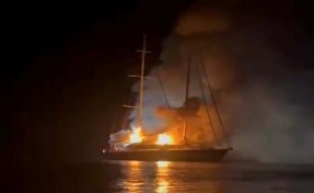 Marinada alevli gece: Gulet sulara gömüldü