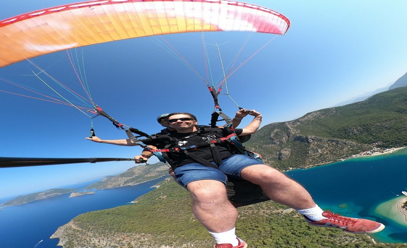 Görme engelli İngiliz turist, Babadağ'dan yamaç paraşütüyle uçtu