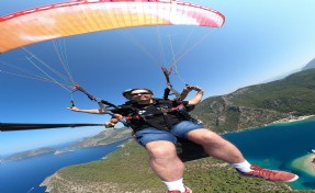 Görme engelli İngiliz turist, Babadağ'dan yamaç paraşütüyle uçtu