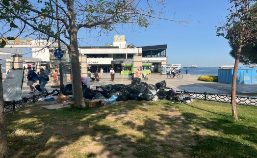 Grevin 6.gününde çöpler dağ gibi birikti: Konak'ta çöp krizi