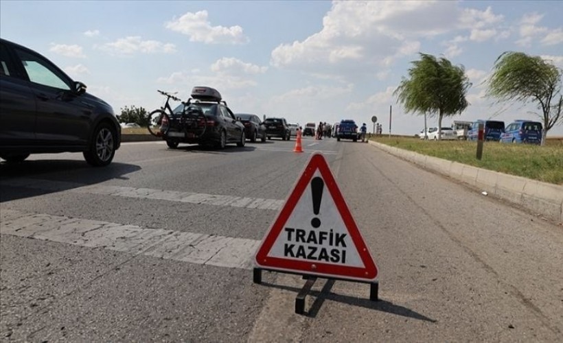 Hakkari'de midibüs devrildi, 12 asker yaralandı