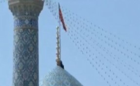 İran kırmızı intikam bayrağını astı