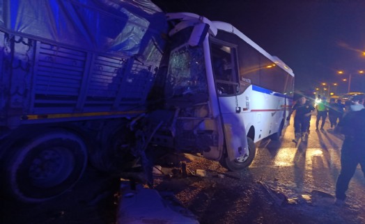 İşçi servisi TIR’a çarptı! 5’i ağır, 20 yaralı: TIR şoförü gözaltına alındı